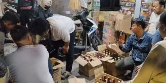 Razia Ramadhan, Polres Bangkalan Sita Ratusan Botol Miras dari Sejumlah Warkop