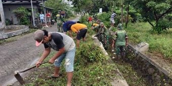 Antisipasi Cuaca Ekstrem, Forkopimka Krembung Ajak Warga Kerja Bakti di Dusun Balongpapar