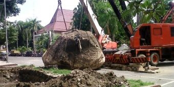 Batu 'Semar' 200 Ton Akhirnya Tiba di Alun-Alun Bojonegoro
