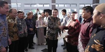Wamen ATR/Waka BPN Serahkan Sertifikat Tanah Kepada 10 Penggiat UMKM di Pendopo Kabupaten Garut