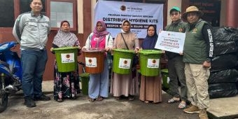 PT Smelting Salurkan 30 Paket Hygien Kits untuk Korban Erupsi Gunung Semeru