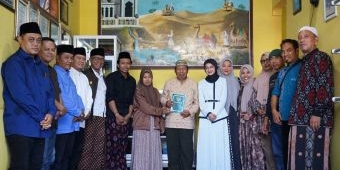 Sampaikan Duka Mendalam, Wali Kota Kediri Takziah ke Pengrajin Tenun Ikat