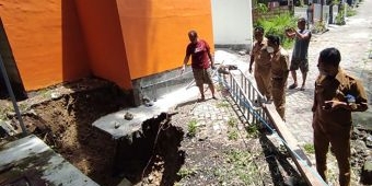 Hujan Deras, Saluran Air Belakang Rumah Wakil Ketua DPRD Gresik Longsor