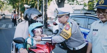 Operasi Patuh Semeru 2025: Satlantas Polres Gresik Kampanye Keselamatan dengan Helm dan Cokelat
