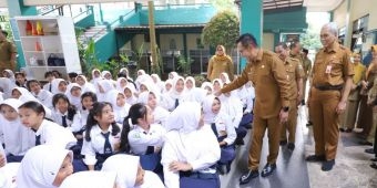 Wali Kota Nurochman Sapa Siswa SMPN 1 dalam Kegiatan Batu Greenation Goes To School