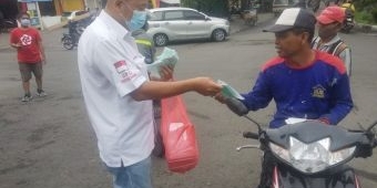 ​DPD PSI Kota Surabaya Bagi-bagi Masker dan Ratusan Nasi Kotak ke Warga