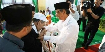 ​Mengenang Mbah Moen, Cium Tangan Kiai Hasyim Muzadi, Jokowi, dan Sayid Ahmad, Apa Alasannya?