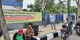 Kantor Mandiri Bangkalan Didemo, Dituding Bekukan Rekening Yayasan Puluhan Miliar Rupiah