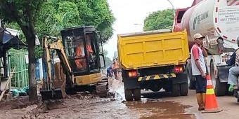 Alat Berat Dikerahkan untuk Bersihkan Sisa Material Banjir Bandang di Tuban