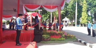 Upacara Peringatan HUT Korpri, PGRI, dan HKN 2024, ini Pesan Wabup Gresik kepada Guru dan Nakes