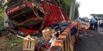 Diduga Ngantuk, Truk Muat Buah Terguling di Tol Sidoarjo