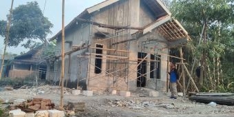Peringati Sumpah Pemuda, Organisasi Pemuda Shiddiqiyah Bangun Rumah untuk Warga Desa Pleset Ngawi