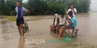 Dampak Banjir, Coblosan Pilkades di Baureno Terganggu, Warga ke TPS Naik Perahu