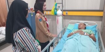 Wali Kota Kediri Jenguk Petugas Damkar Korban Sengatan Tawon Vespa Saat Bertugas