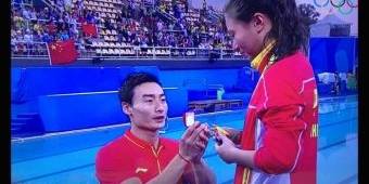 Atlet Cina Dilamar Kekasih di Podium Usai Raih Perak