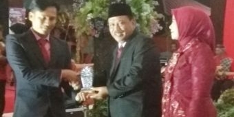 Plt Bupati Marhaen Serahkan Nganjuk Informatif Award pada Malam Puncak Peringatan HUT RI ke-77