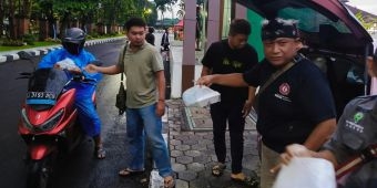 Komunitas Poso Bedug Bagikan 500 Paket Takjil di Alun-Alun Sidoarjo