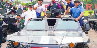 Hadiri Inagurasi Pasmar 2, Gubernur Khofifah Bersama TNI AL Tanam 1.000 Pohon dan Serahkan Bansos