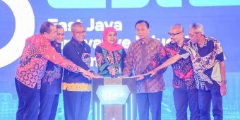 Gubernur Khofifah Beri Apresiasi Inovasi Terbaik Insan Pendidikan Jatim di Ajang EJIES 2025