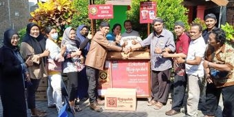 FPK Jatim Bagikan 20 Gerobak Gerai Minuman Kepada 20 Seniman di Kabupaten Pasuruan