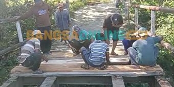 Tak Kunjung Diperbaiki Pemkab Sampang, Warga Daleman Bangun Jembatan Secara Swadaya