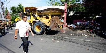 Gercep Atasi Masalah Sampah, Pj Wali Kota Mojokerto Terjunkan 4 Alat Berat dan Mesin Pengeruk