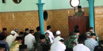 Dansatgas TMMD ke-127 Sampaikan Khutbah Jumat dan Serahkan Bantuan Ibadah di Kediri