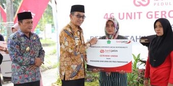 Bupati Pamekasan Serahkan Bantuan 46 Unit Gerobak dari Bank Jatim kepada PKL