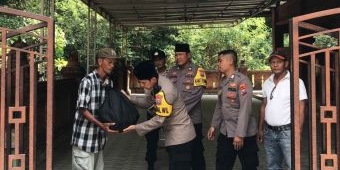 Polisi Peduli, Kapolsek Dlanggu Gandeng Bhabinkamtibmas Salurkan Bantuan Sosial