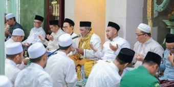 Pemkab Gresik Gelar Tradisi Malam Selawe Ramadhan di Masjid Sunan Giri