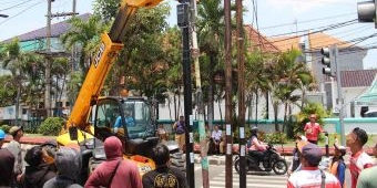Prioritaskan Keamanan Lalu Lintas, Pemkab Jombang Tertibkan Tiang Fiber Optik Ilegal