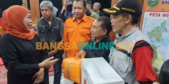 Gubernur Khofifah Serahkan Bantuan dan Siapkan Relokasi Hunian saat Tinjau Longsor di Trenggalek