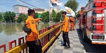 Wanita yang Bunuh Diri Melompat ke Kali Jagir Berhasil Ditemukan