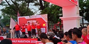 Wabup Dewi Berangkatkan Ribuan Peserta Kediri Half Marathon 2025
