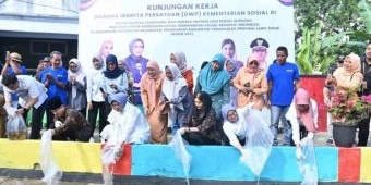 Giatkan Program Kinasih, Novita Ajak Fatma dan Intan Tebar Benih Ikan di Sungai Kelurahan Surodakan