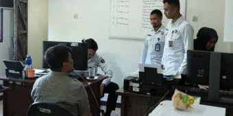 Imigrasi Kediri Serah Terima WN Filipina Pelanggar Hukum Keimigrasian ke Rumah Detensi Surabaya