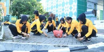 Dukung Program Presiden, Kapolres Gresik Bersih-bersih Lingkungan Masjid Agung