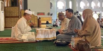 Luar Biasa! WN Inggris dan Pemuda asal NTT Ikrar Syahadat di Masjid Al Akbar Surabaya