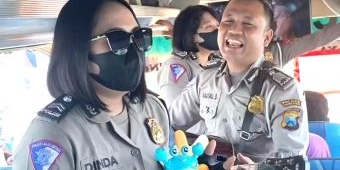 Beri Kenyamanan, Polisi di Jombang Hibur Pemudik dengan 'Live Musik' di atas Bus