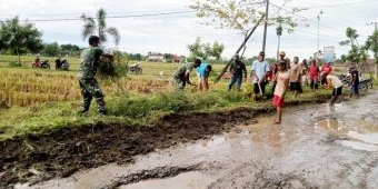 Antisipasi Banjir, Babinsa Bersama Masyarakat Karangjati Ngawi Gotong Royong Bersihkan Sungai Desa