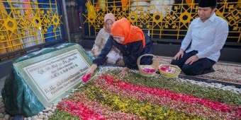 Isi Hari Tenang Kampanye, Khofifah-Emil Ziarah ke Makam KH Hasyim Asy’ari dan Gus Dur