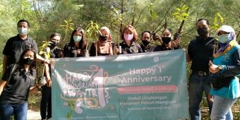 Peduli Lingkungan, Regantris Hotel Surabaya Tanam 100 Bibit Mangrove di Botanical Garden 