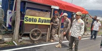 Satpol PP bersama Tim Gabungan Kembali Lakukan Penertiban PKL di Jalan Sultan Agung, Kota Batu