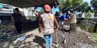 Terkena Pelebaran Jalan, Kuburan Jongbiru Mulai Dibongkar, Dipindahkan