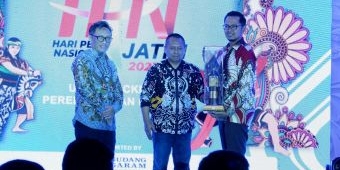 Berkinerja Baik dalam Pimpin PJU Pascapandemi, Direktur Petrogas Terima PWI Jatim Award 2023
