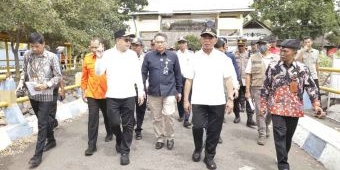 Bersama Menko PMK, Pj Gubernur Jatim Tinjau Pelabuhan Jangkar Situbondo