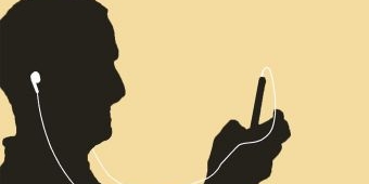 Bahaya Pakai Earphone saat Tidur: Gangguan Telinga Mengintai