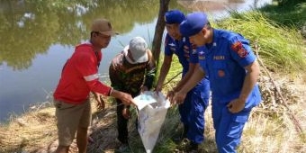 Gandeng Masyarakat, Satpolairud Polresta Sidoarjo Bersihkan Sampah di Kawasan Pesisir