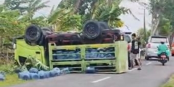 Hilang Kendali saat Hindari Kendaraan, Truk Muat Galon Hantam Pemotor Hingga Terguling di Ngawi
