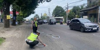 Hari ke-2 Operasi Keselamatan Semeru 2025, Polisi di Sidoarjo Beri Tanda Jalan Berlubang